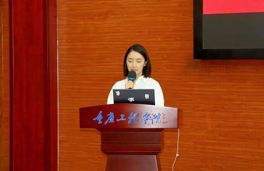 说明:校团委负责人刘梦莹讲话